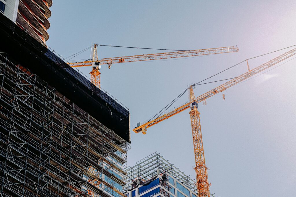 Baukran an einem Gebaeude im Rohbau