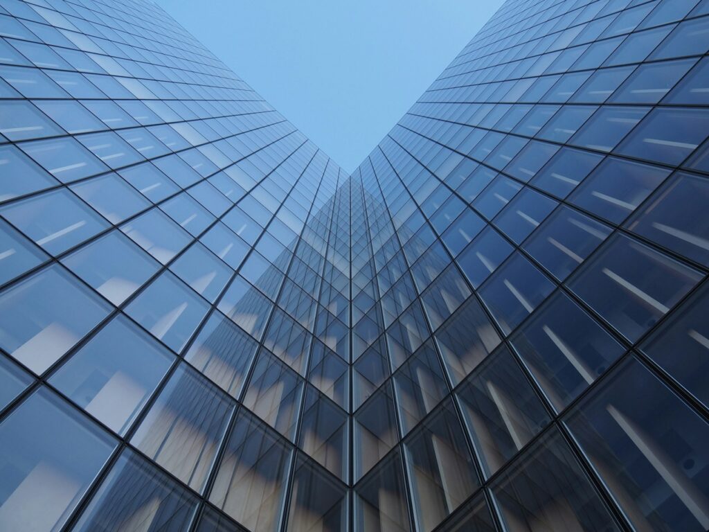 Hochhausfassade aus Glas in Tiefwinkelperspektive