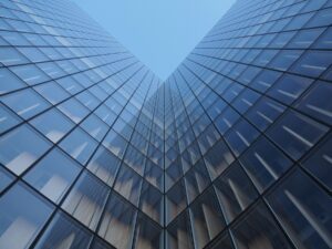 Hochhausfassade aus Glas in Tiefwinkelperspektive