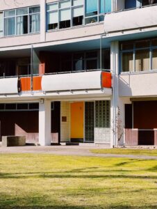Modernes Mehrfamilienhaus mit Balkonen